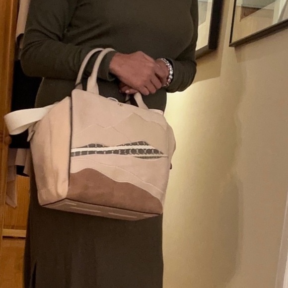 Tory Burch tote crossbody. Landscape design. Great condition. Neutral colors - Picture 2 of 14